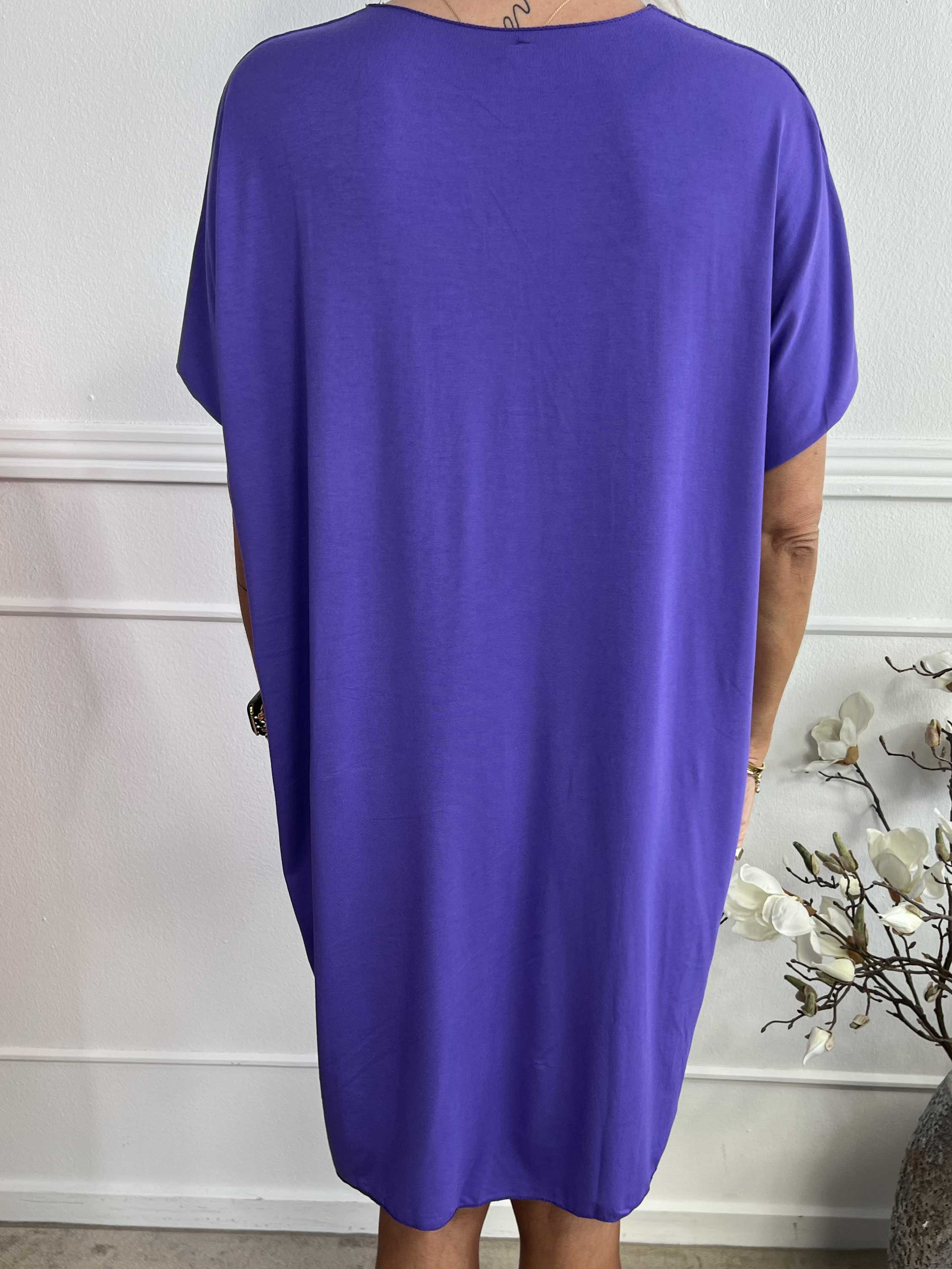 Ellen - Oversized t-shirtklänning i viskos med guldbokstäver